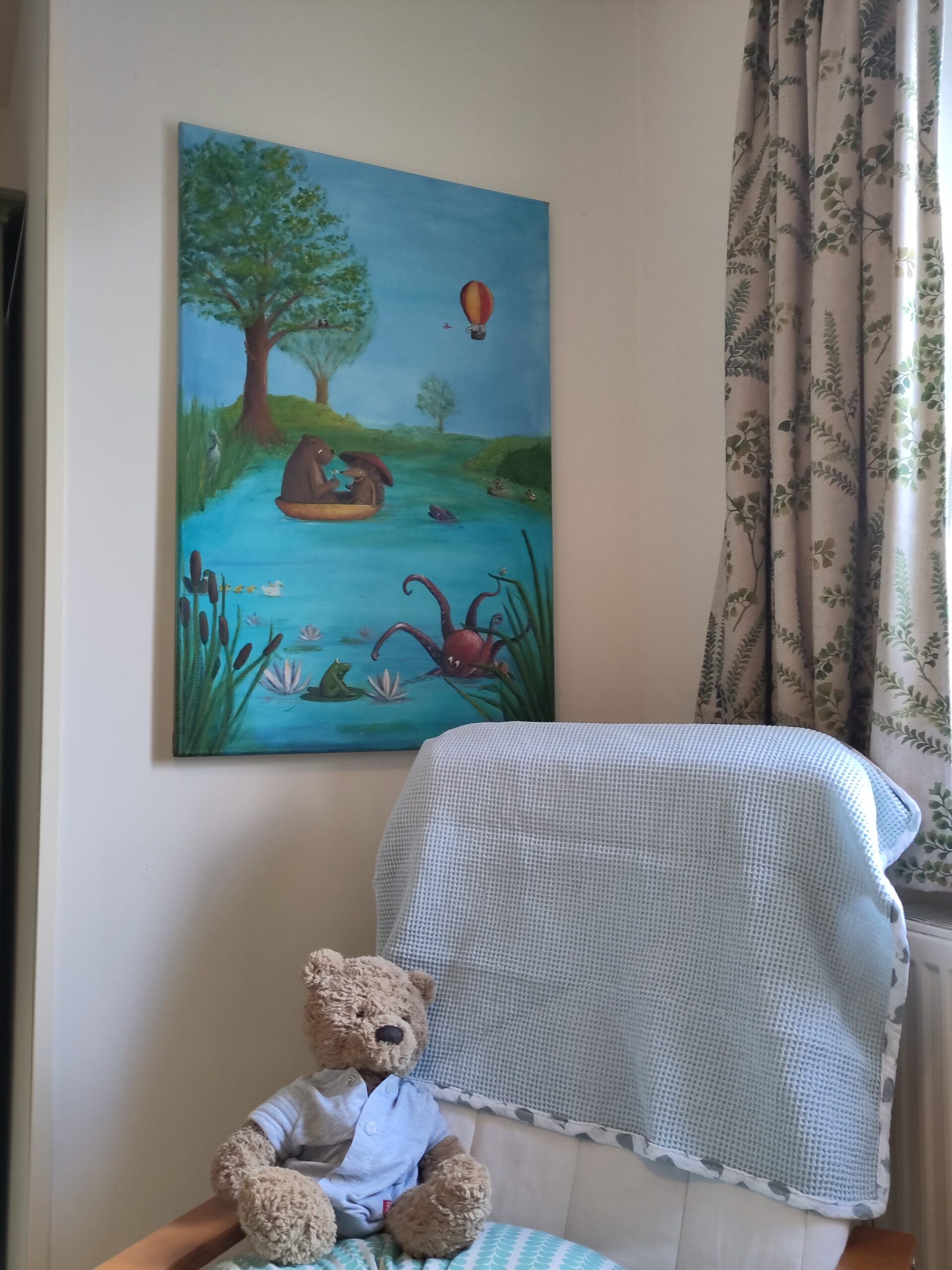 Schilderij olieverf op maat. Zoekplaat voor kinderkamer. Kinderboekillustratie, sprookje. Vertelplaat. Beer en egel in een bootje, octopus en kikker, eendjes, olifant in luchtballon, muis met zwemband