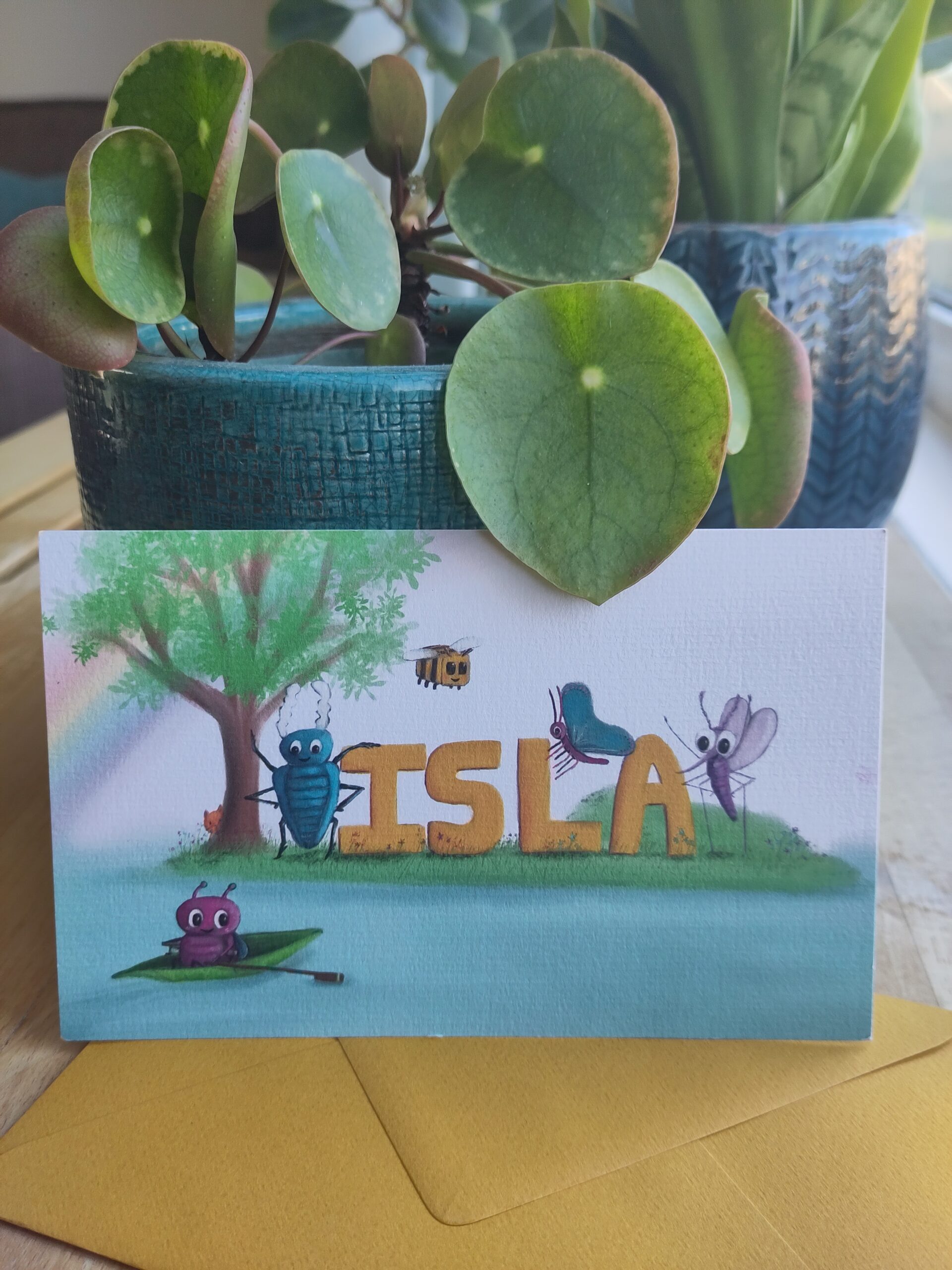geboortekaartje Isla met gele envelop. Geboortekaart op maat met insecten. Mug, bij, vlinder, kever