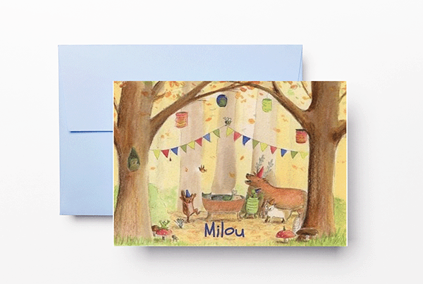 Geboortekaart Toon Tellegen stijl. Bosfeestje met dieren rondom een wiegje. Handgeschilderde illustratie.